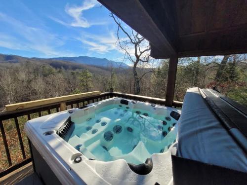 Great View Location Studio Log Cabin Hot Tub — 4-Star Luxury Hotel in Gatlinburg, United States