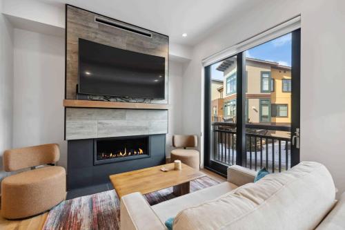 Riverfront Lodge 105 by East West Hospitality — 4-Star Luxury Hotel in Avon, United States