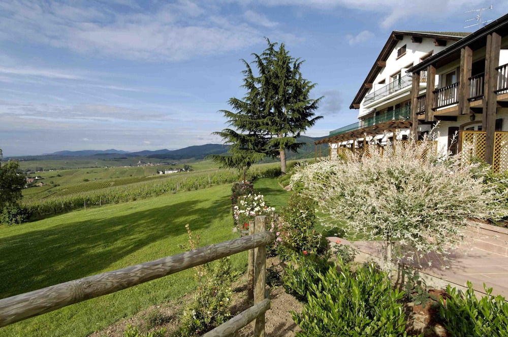 Le Clos Saint Vincent - carbon neutral hotel in Ribeauville