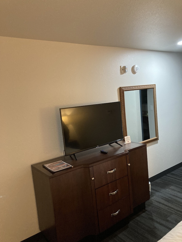 Elker Inn & Suites - photo 14