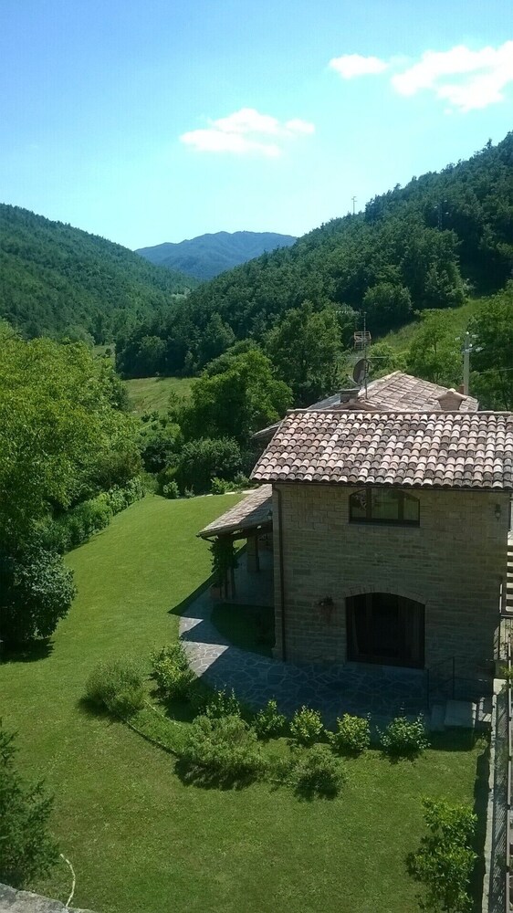Agriturismo Cà Montioni — 4-Star Luxury Hotel in Mercatello Sul Metauro, Italy