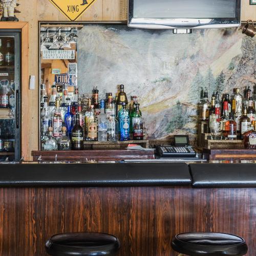 Blue Moon Saloon - carbon neutral hotel in Cameron