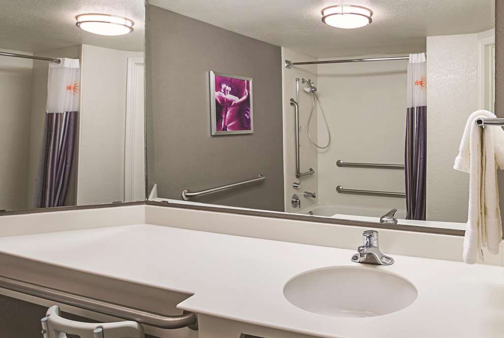 La Quinta Inn & Suites by Wyndham Fort Worth North - photo 18