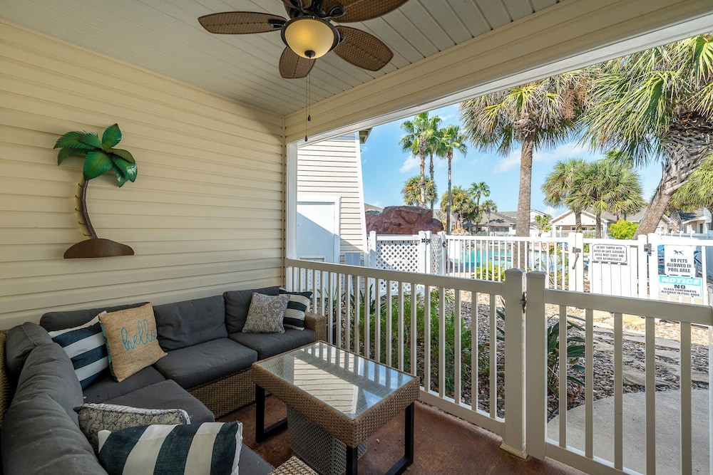 Sunny Townhome with Pool Access about 1 Mi to Beach — 4-Star Luxury Hotel in Corpus Christi, United States