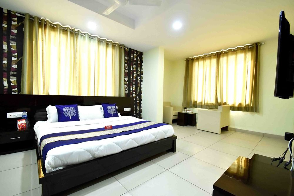 Oyo 3222 Hotel Sp 13 - last minute hotel in Indore