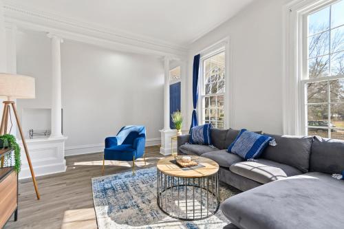 Casa Soleada in East Rock near DT and Yale SOM with FREE Parking and King Bed — 4-Star Luxury Hotel in New Haven, United States