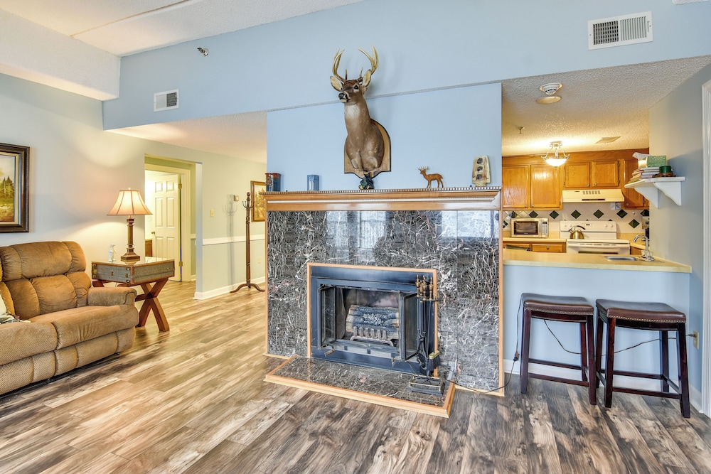 4 Mi to Sugar Mtn Resort: Condo w Indoor Pool in Banner Elk, United States