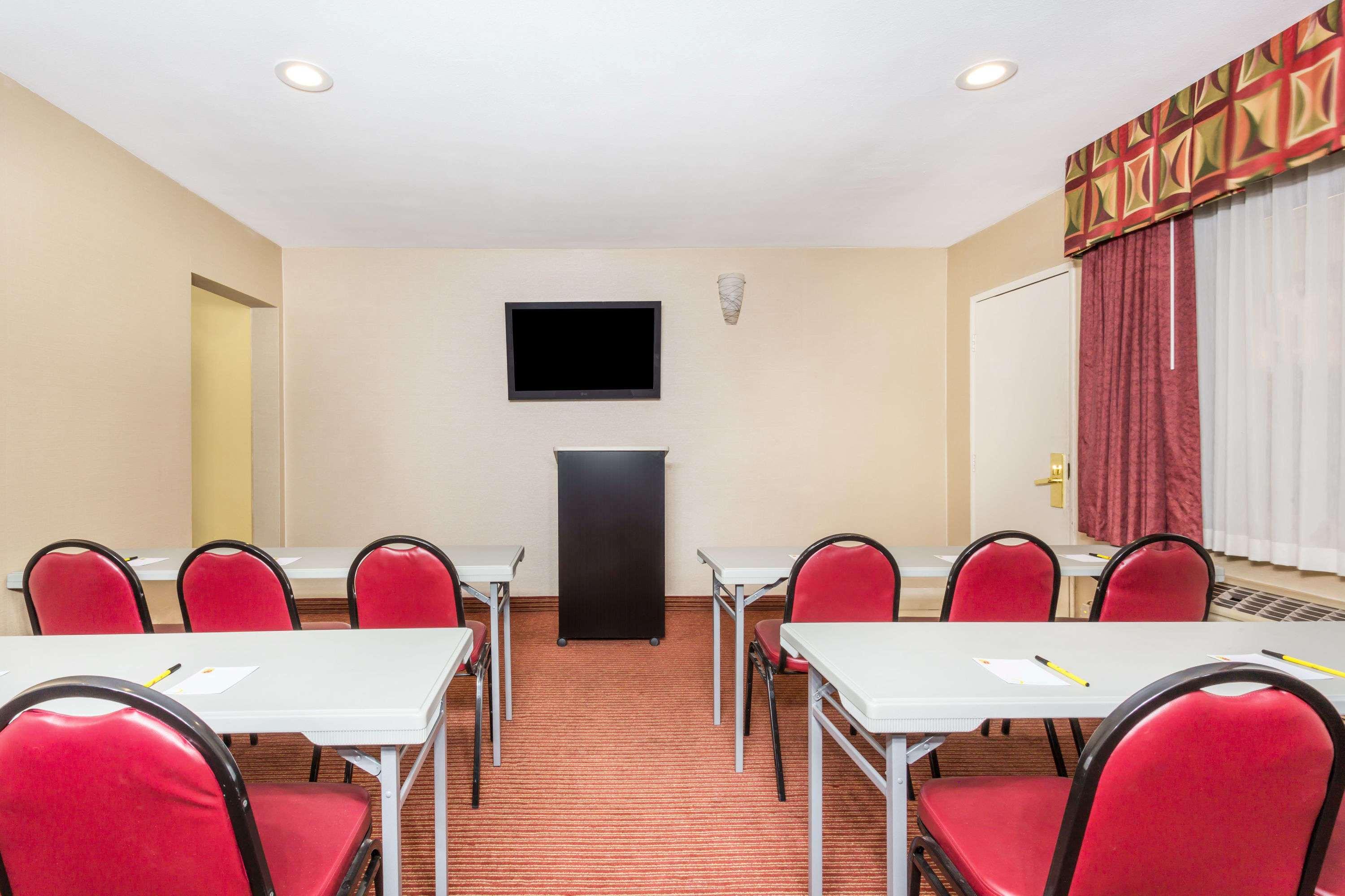 Super 8 by Wyndham Phoenix Downtown - photo 15