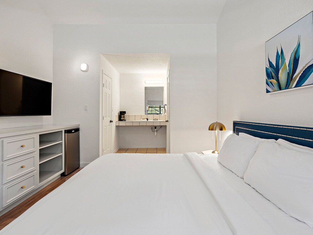The Claire Hotel - photo 4