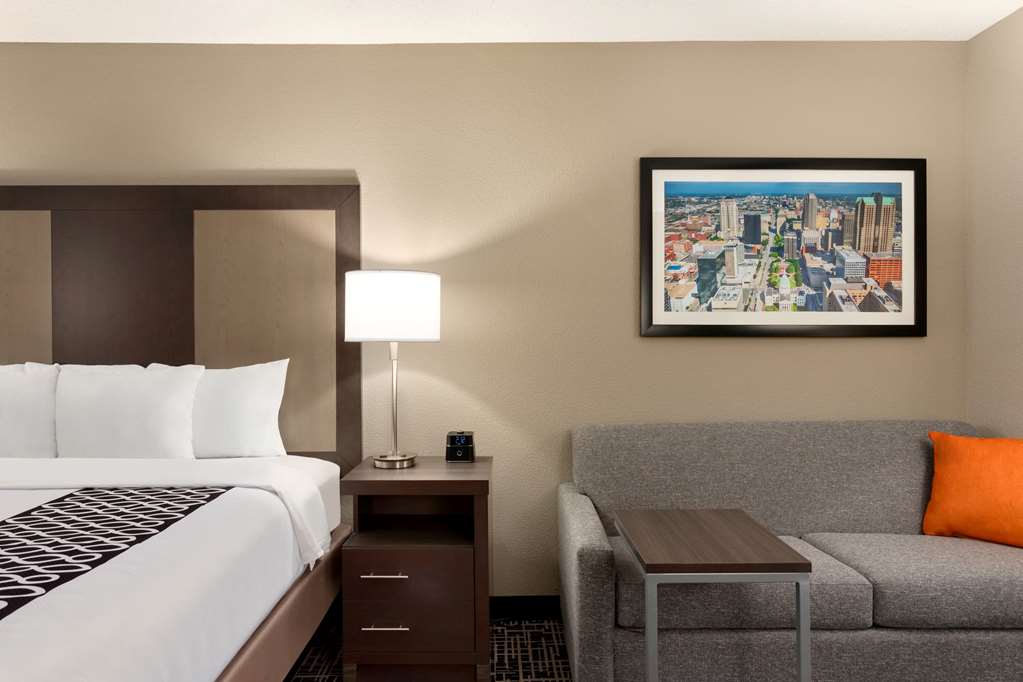 La Quinta Inn & Suites by Wyndham St Louis Route 66 - photo 27