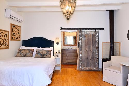 Dos Hermanas Casita 8 Downtown Courtyard Patio — 4-Star Luxury Hotel in Santa Fe, United States