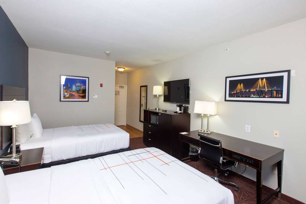 La Quinta Inn & Suites by Wyndham Houston East at Normandy - photo 18