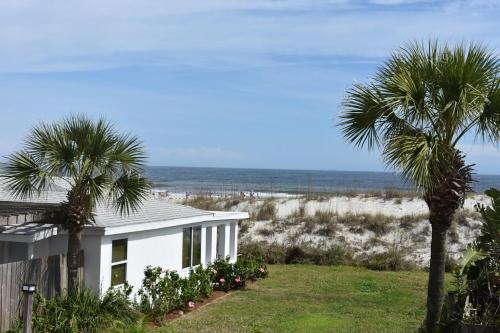 Cottage Three DIRECT OCEANFRONT Best Section of Beach Steps to Beach Walk to Restaurants — 4-Star Luxury Hotel in Saint Augustine Beach, United States
