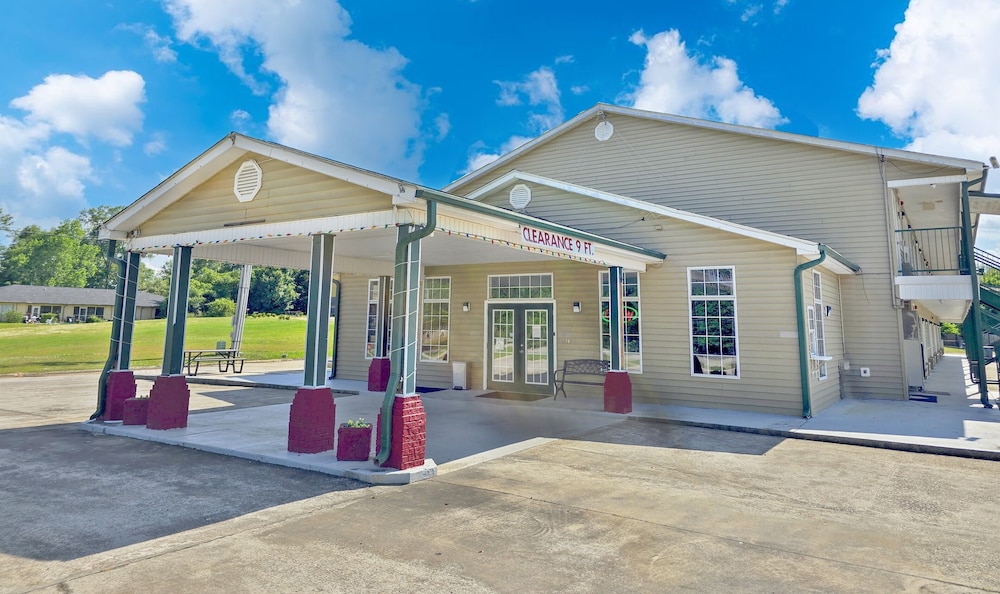 Garden Inn and Suites near Callaway Gardens Pine Mountain - photo 12