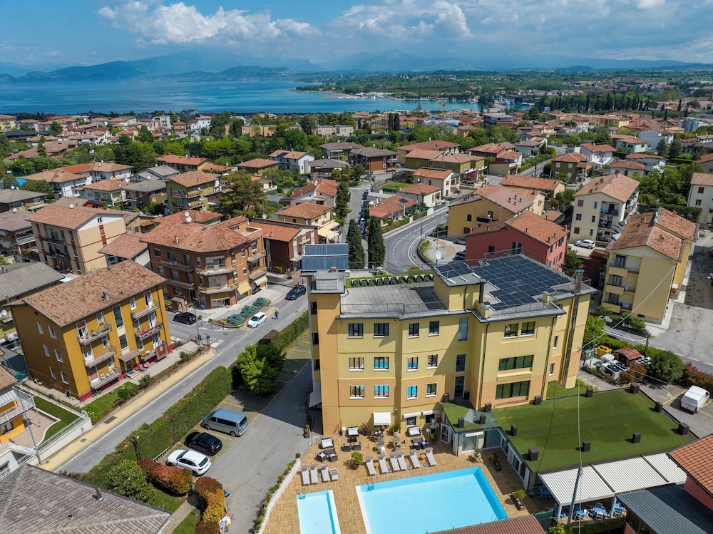 Green Park Hotel - carbon neutral hotel in Peschiera Del Garda