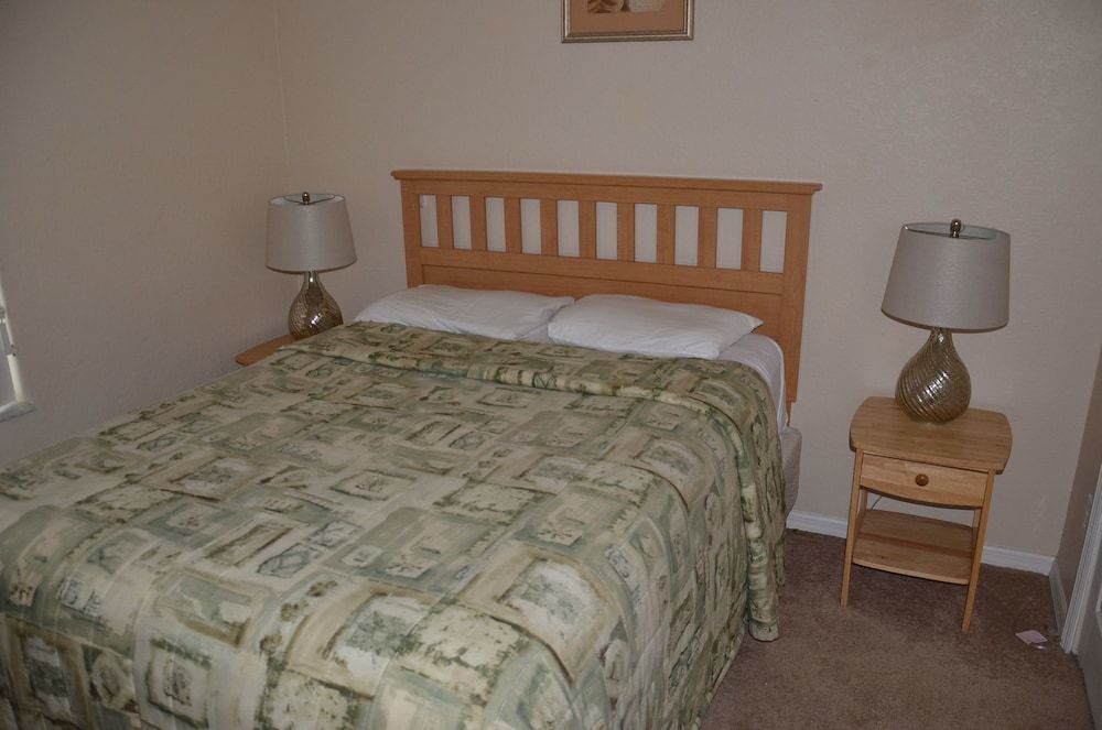 Traditional 4 Bed 3.5 Bath Townhome - photo 6