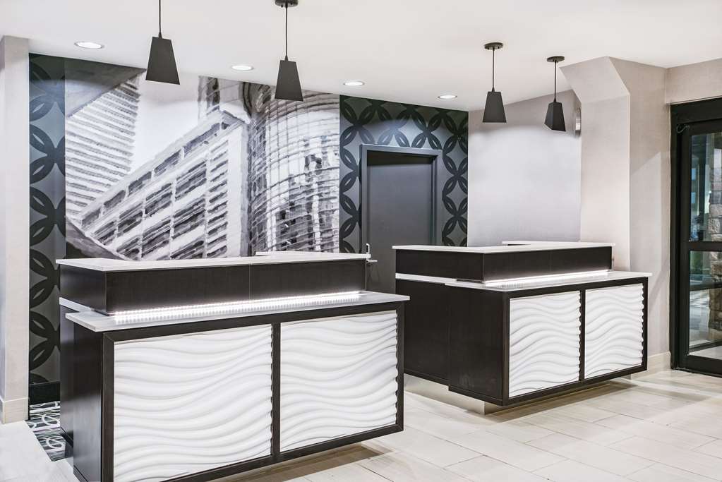 La Quinta Inn & Suites by Wyndham The Woodlands Spring - photo 4