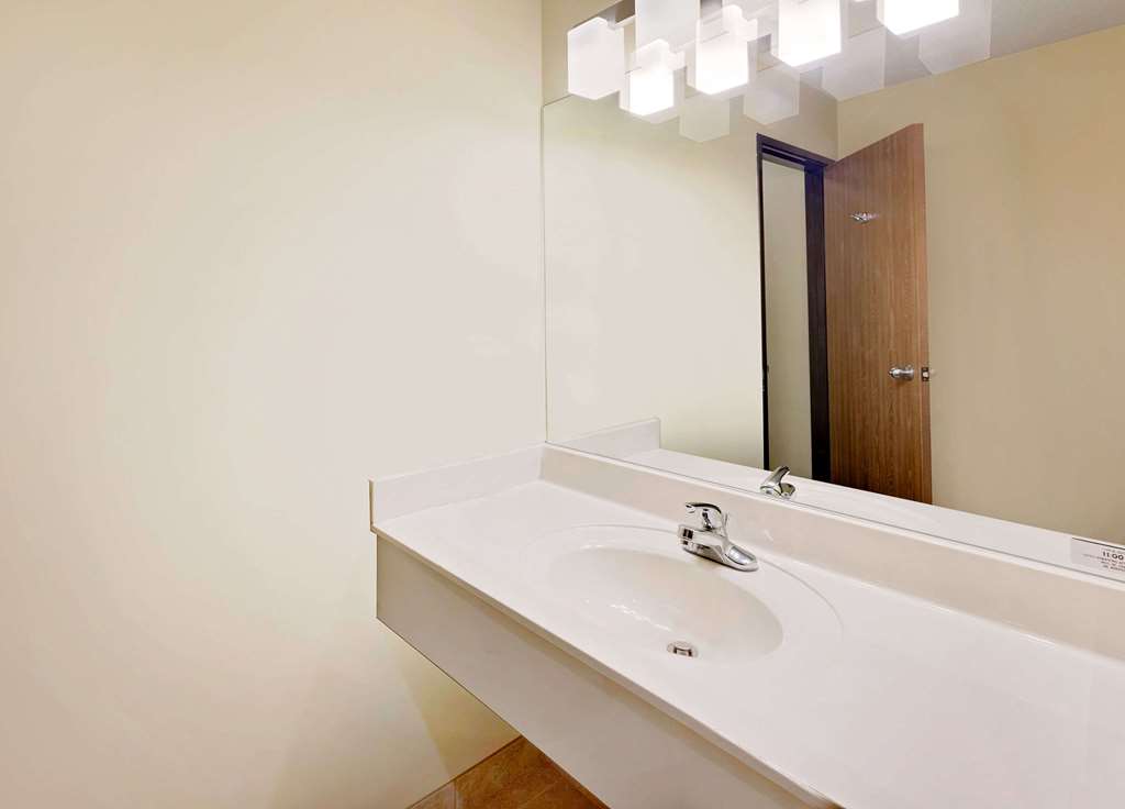 Days Inn by Wyndham Cadillac - photo 10
