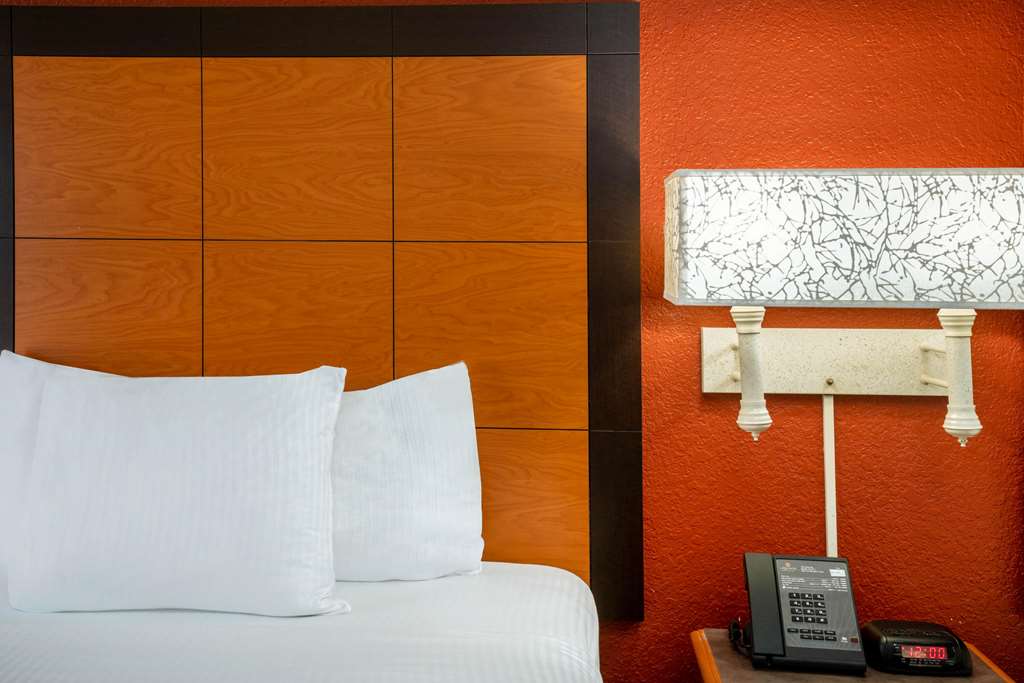 La Quinta Inn & Suites by Wyndham Nashville Airport Opryland - photo 22