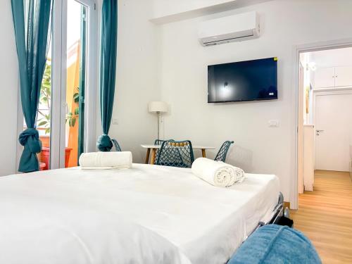 Modern apartment with Private Balcony Near Colosseum — 4-Star Luxury Hotel in Rome, Italy