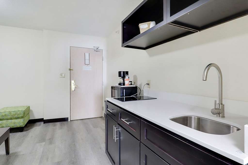 Quality Suites Albuquerque Airport - photo 12