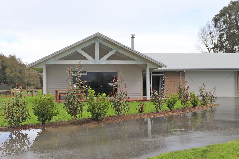 Country Living on Raynes Road — 4-Star Luxury Hotel in Hamilton, New Zealand