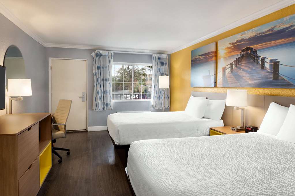 Days Inn by Wyndham Pensacola Historic Downtown - photo 20