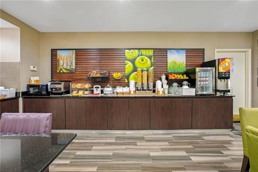 La Quinta Inn & Suites by Wyndham DFW Airport South Irving - photo 31