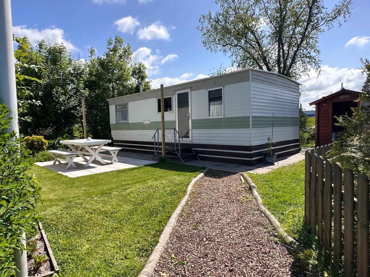 Retro Stacaravans - carbon neutral hotel in Warmond
