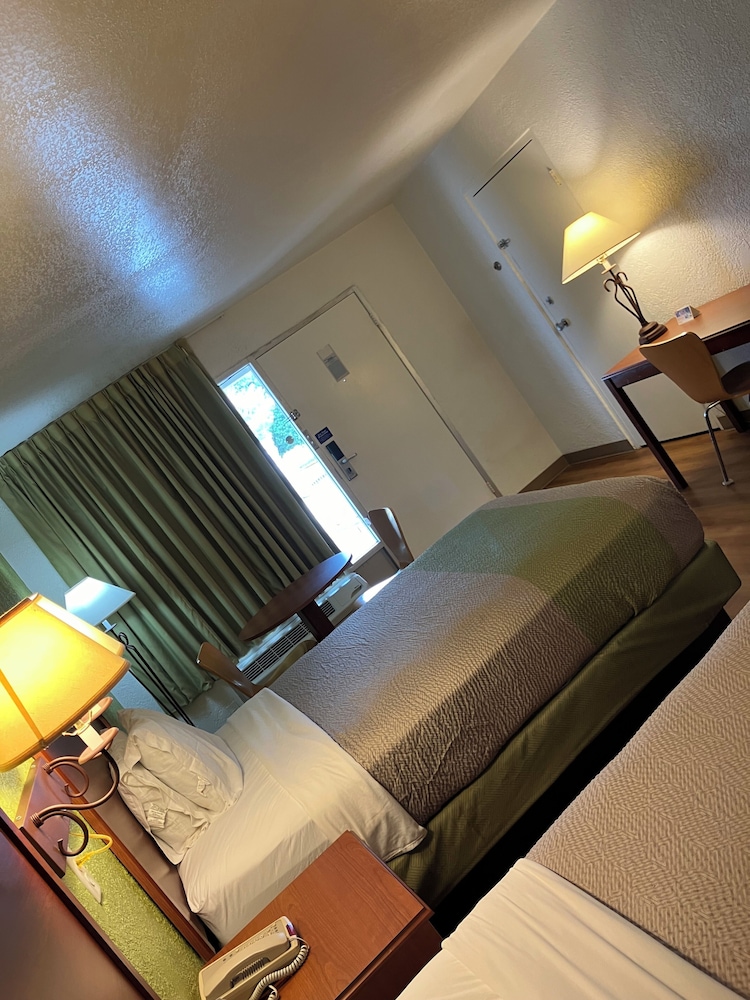 Econo Lodge - photo 7