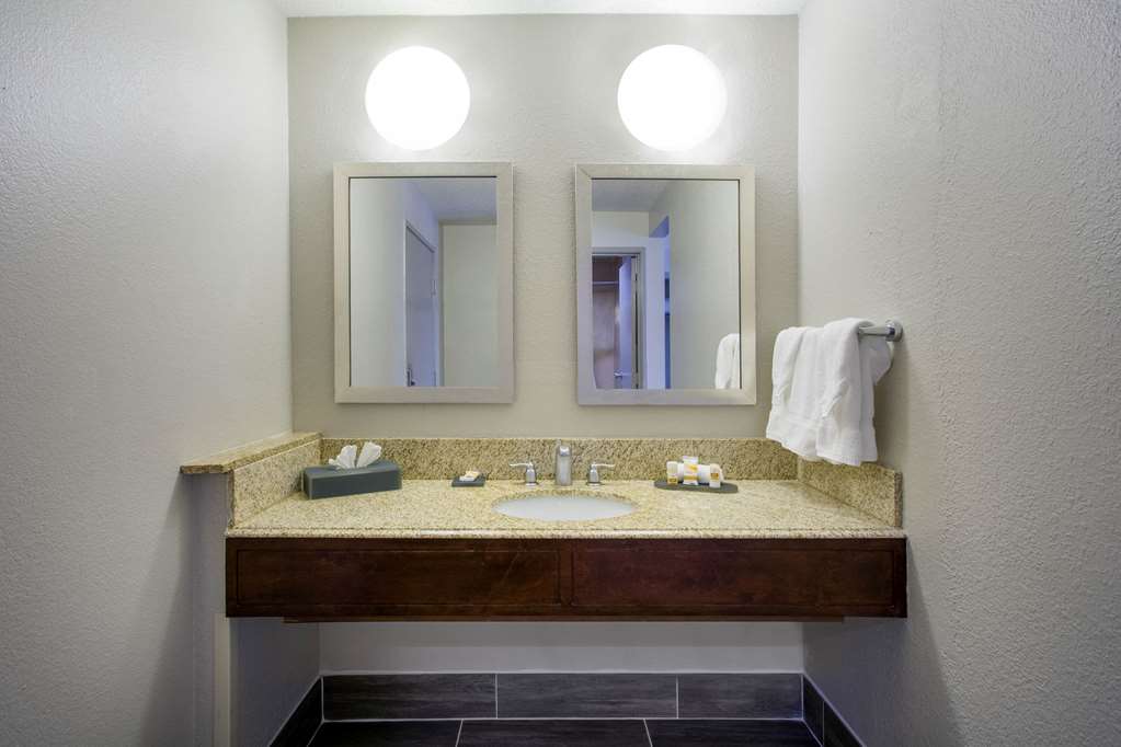 La Quinta Inn & Suites by Wyndham Roanoke Salem - photo 38