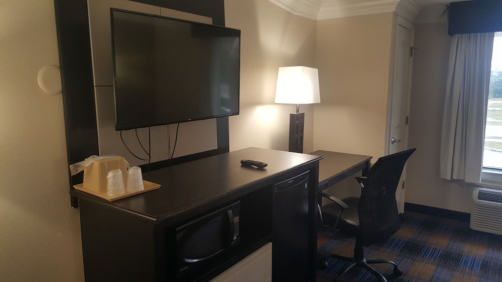 Baymont by Wyndham Pensacola - photo 5