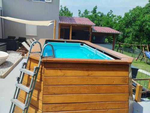 apartman Goga with pool and jacuzzi — 4-Star Luxury Hotel in Labin, Croatia