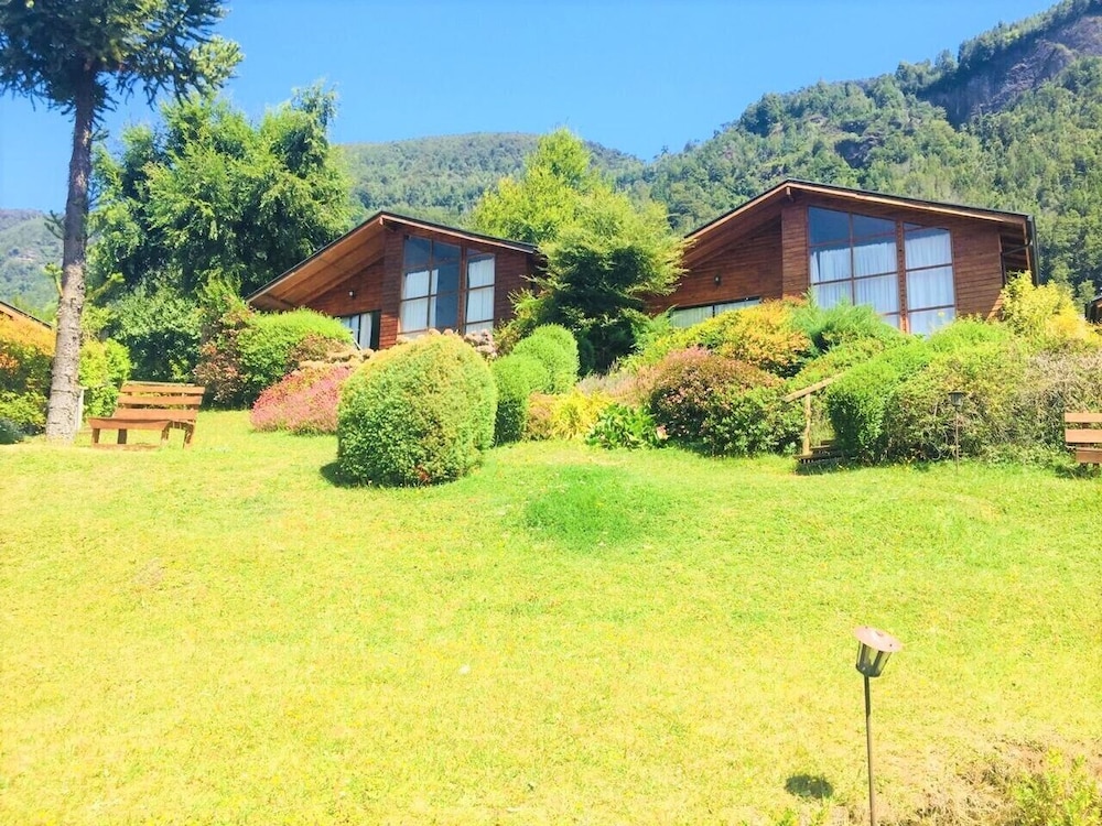 Cabañas Ruka Rayun vista y acceso al lago en Coñaripe — 4-Star Luxury Hotel in Panguipulli, Chile