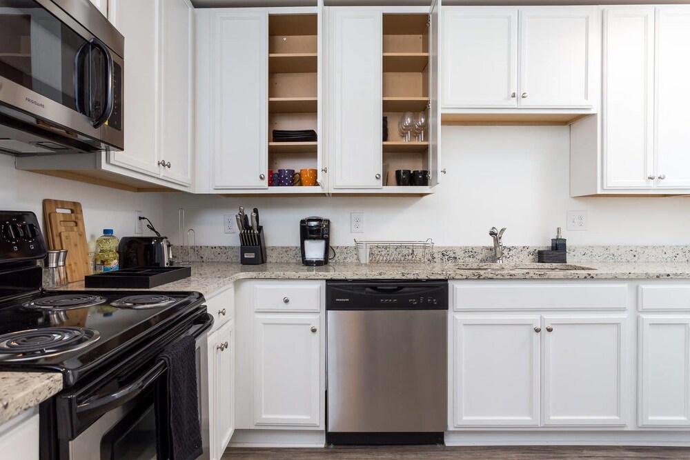 8 BRs Comprised of 4 2BR Suites by Domio - photo 28
