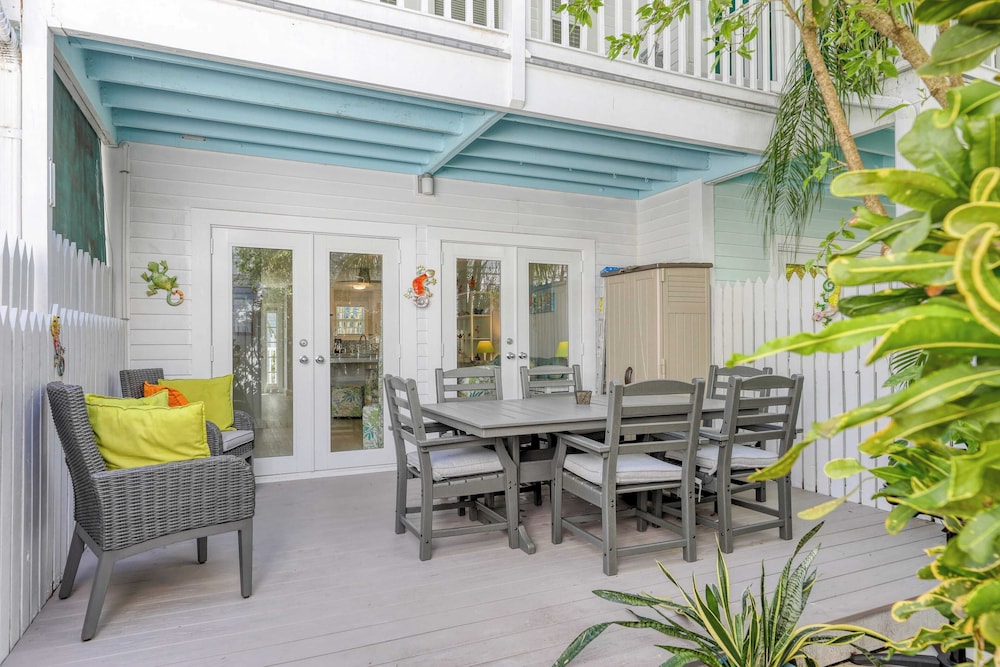 Bahamian Reed by Avantstay Walk to Everything w Community Pool Month Long Stays Only - featured photo
