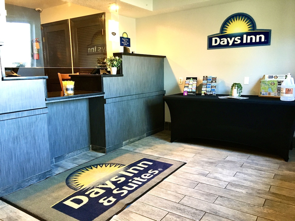 Days Inn & Suites by Wyndham Traverse City - photo 4