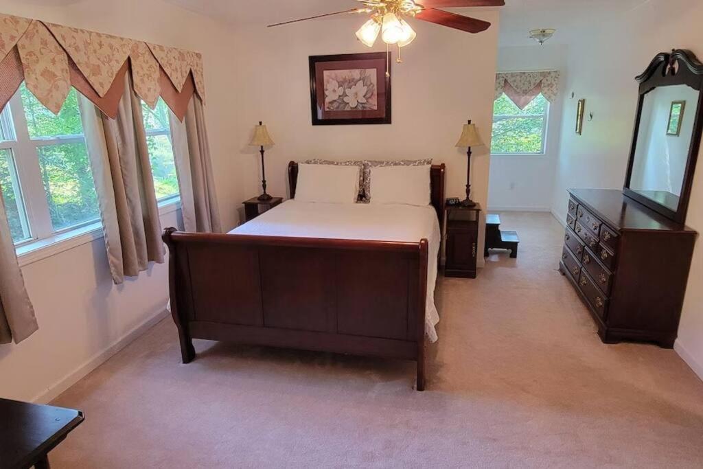 Mallard Cove lakeside pet friendly — hotel in Robbinsville