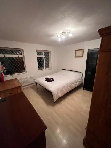 Spacious Home w Parking & Garden — Worthing — photo 4