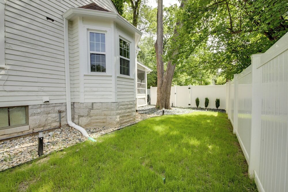 Renovated Bloomington Home Steps to Campus - photo 12
