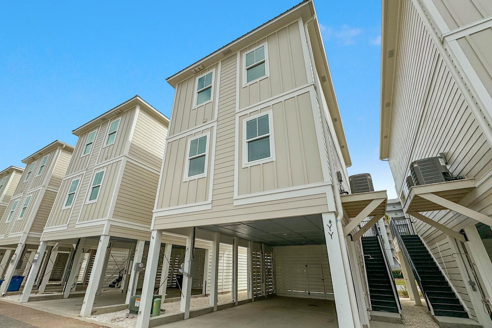 New Listing Luxury Home Sleeps 10 w Shared Pool — 4-Star Luxury Hotel in Gulf Shores, United States