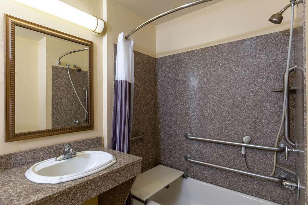 La Quinta Inn & Suites by Wyndham Dodge City - photo 13
