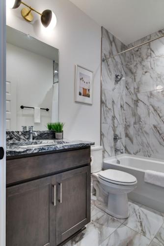 Charming East Nash Retreat Walk to Dining Faves Cozy Den Workspace and Smart TVs Plush Velvet Sofa Full Kitchen & Garage Near Mas Tacos & Five Points 10 Min to Broadway 24 Hr Hospitality — 4-Star Luxury Hotel in Nashville, United States