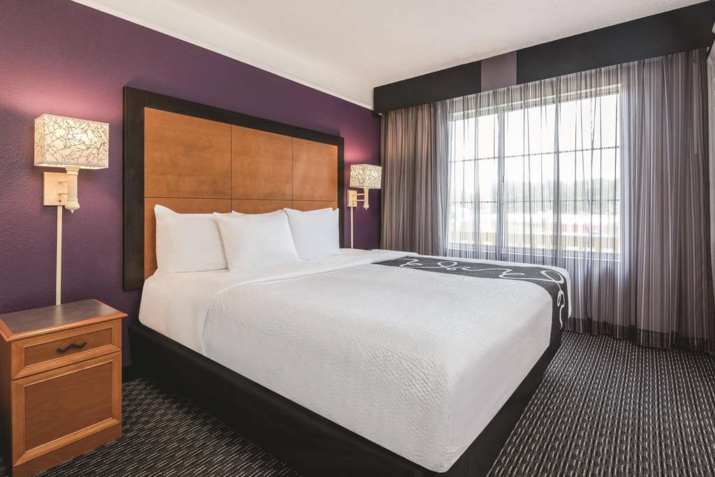 La Quinta Inn & Suites by Wyndham Univ Area Chapel Hill - photo 33