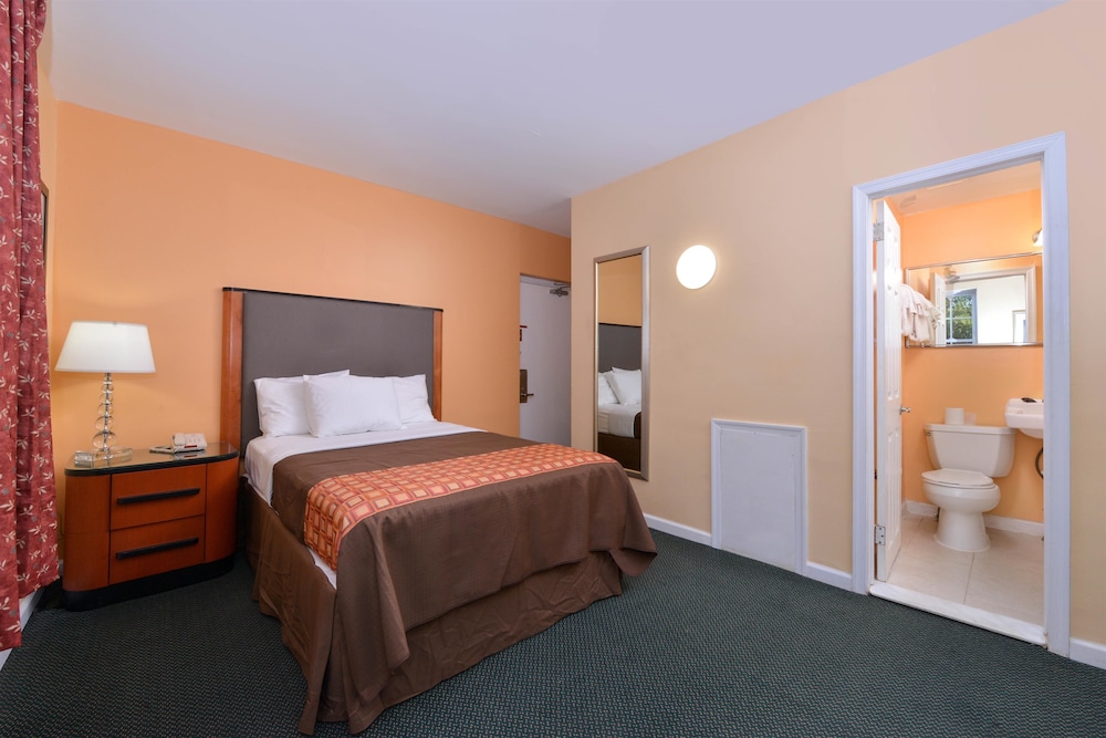 Media Inn and Suites - photo 15