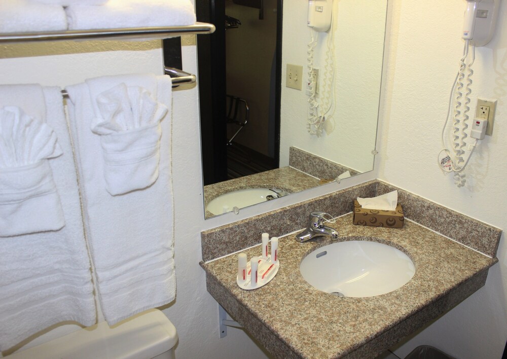 Super 8 by Wyndham Tuscaloosa - photo 19