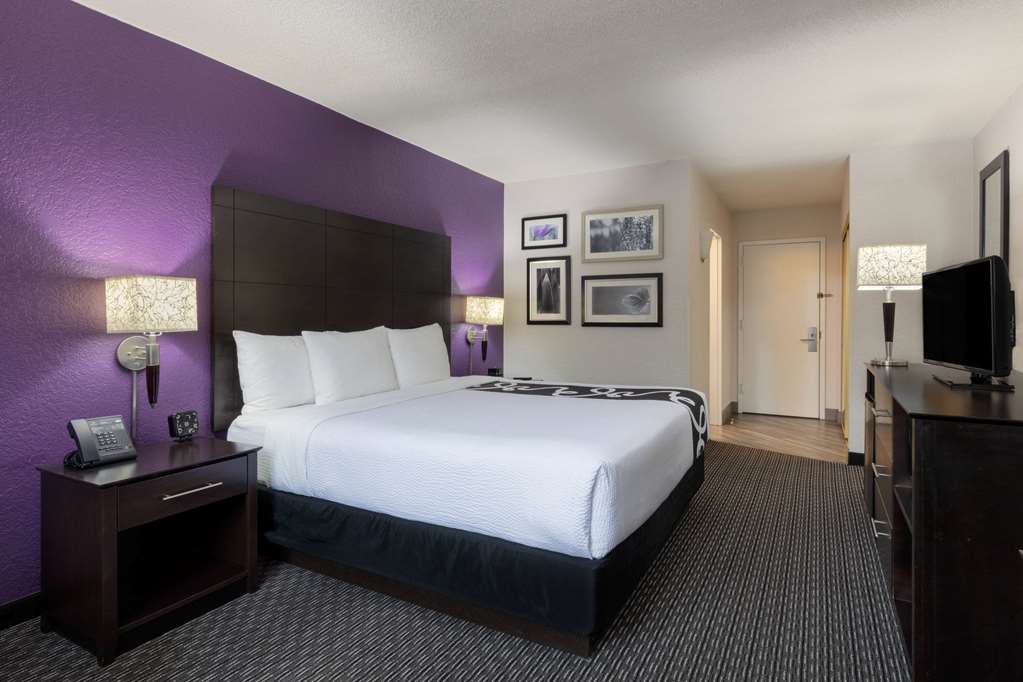 La Quinta Inn & Suites by Wyndham Clifton Rutherford - photo 13