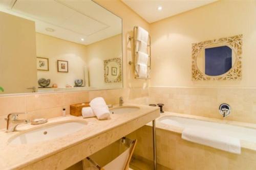 Parama 003 Secure Luxurious Waterfront Apartment