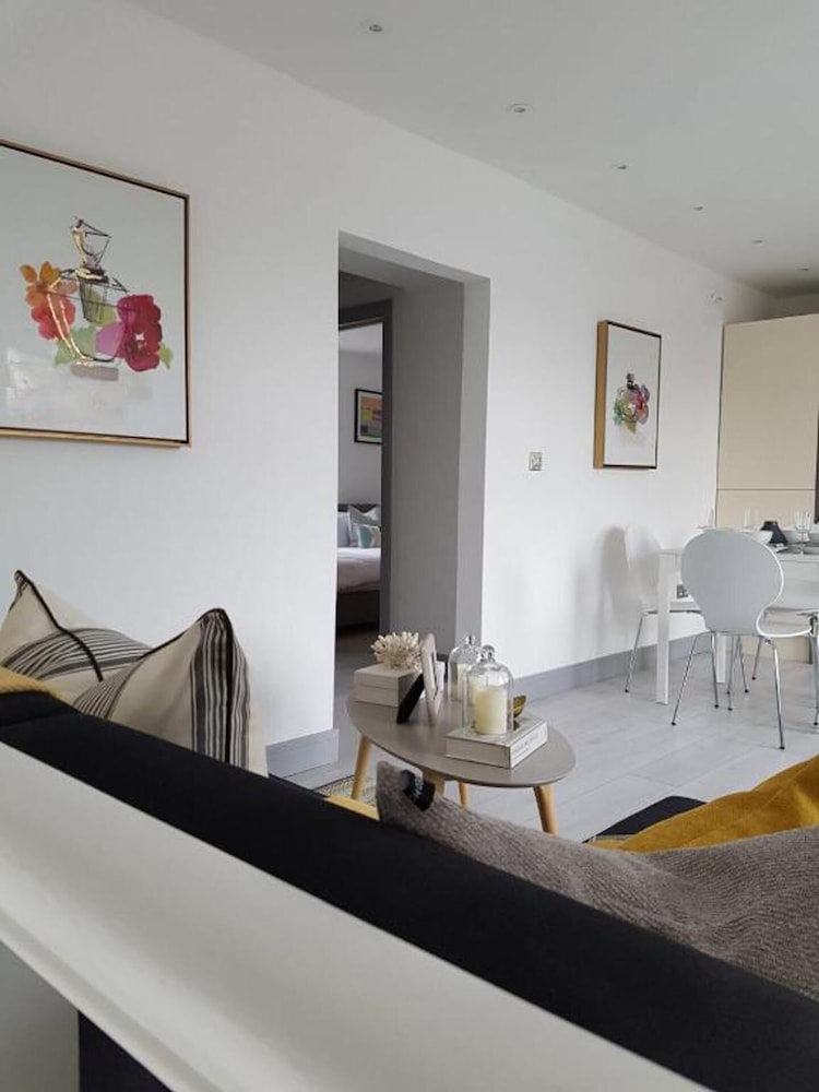 Beautiful 2 Bed Apartment In Southend On Sea 17175306 — Southend On Sea