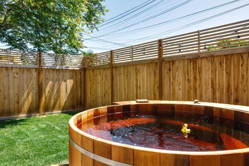 Maple Leaf Craftsman Hot Tub AC Dog Friendly in Seattle, United States